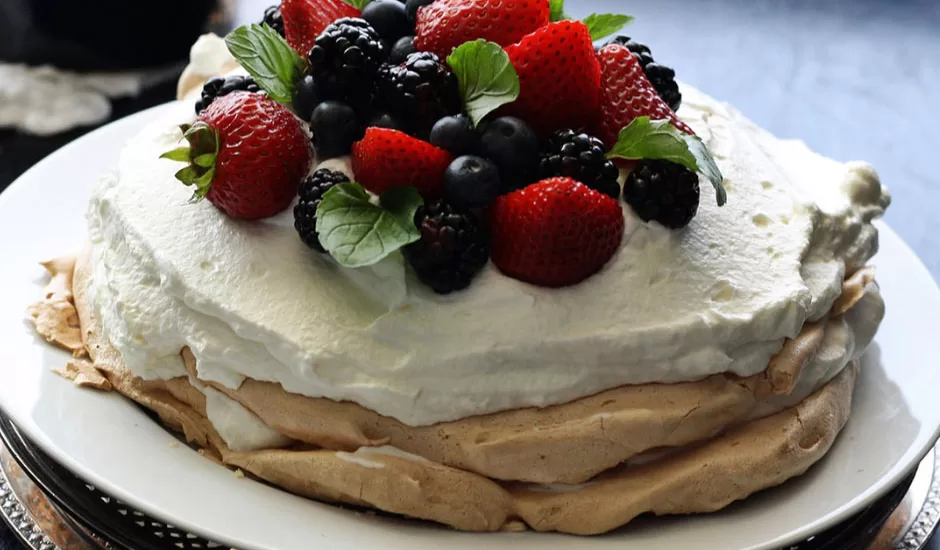 Berry pavlova